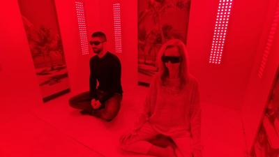 Meditácia v soľnej kabínke AKTÍVNA HALOTERAPIA A ČERVENÉ SVETLO terapia v soľnej kabínke - Kabínka Vitality